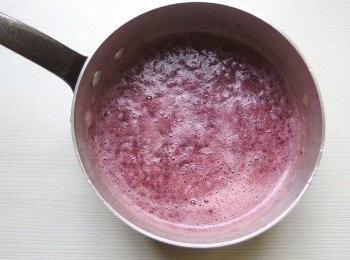 step2: 將果泥煮至50度,再加入混合的果膠粉+細砂糖(80g)。