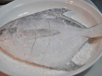 step4: 塗抹適量鹽巴後，再均勻沾果薄薄一層地瓜粉