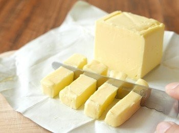 step1: 把牛油切成小方塊，置於雪櫃中備用。