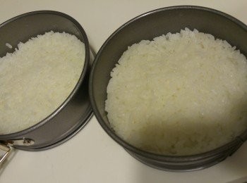 step4: 將黑豚肉攞起後放入<span class="group_2">黑豚肉汁</span>慢煮十五分鐘後慢慢加入<span class="group_3">茨汁</span>,如想黑豚肉看起來有光澤可加半茶匙橄欖油。慢煮黑豚肉期間準備米飯堡,可使用圓形焗盆幫手壓模。