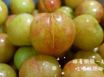 step3: 在李子身上輕劃一刀或敲擊有微裂縫即可。因為這個步驟可使李子更容易入味喔～