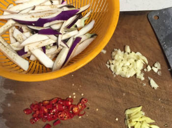 step1: 茄子洗淨，切條；薑、蒜、辣椒切末。