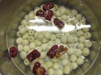 step2: 取一湯鍋放入蓮子.紅棗.白木耳,加水至鍋子的8分滿,外鍋放入1杯水煮至開關跳起來約悶10~20分鐘拿出,趁熱加入冰糖即可享用