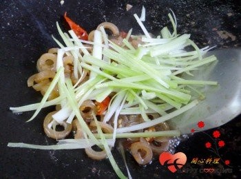 step5: 加入芹菜或西芹半炒均勻