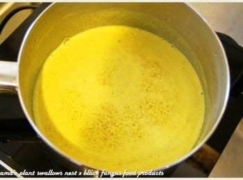 step4: 最後將果汁機內的飲品，另倒入鍋中小火加熱至微溫即可。