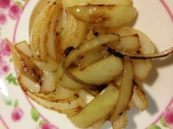 step1: 腩肉片洗淨，菜洗淨。
洋蔥切幼條。