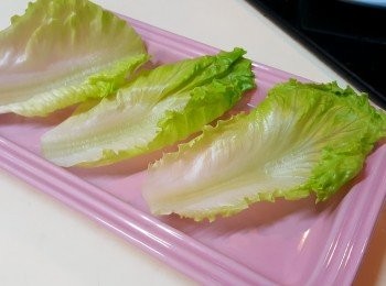 step6: 將生菜洗淨後，用生菜包裹蔬果粒。