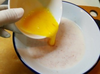 step4: 將半茶匙鹽、脫脂奶、忌廉及蛋拌勻，再與吞拿魚拌勻。