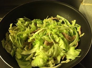 step4: 大火下油落豬頸肉, 煎至金黃後下椰菜絲炒勻