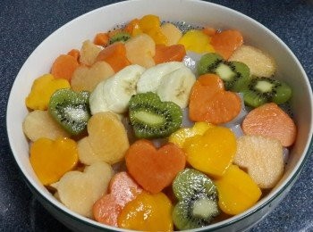 step8: 將剩下的材料分別倒入特大的容器中，整多一份大的水果撈同家人享用，食時候再倒入適量的淡奶或椰汁，更添風味