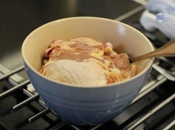 step1: 用鹽、糖、魚露醃雞上脾