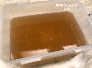 step5: 放在室溫或冷藏至結凍，天然的愛玉，表面有少許液態是正常的