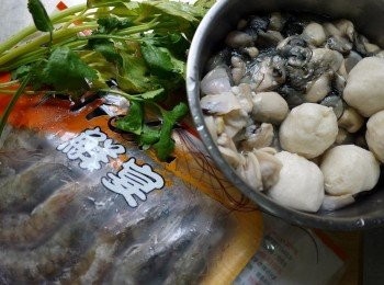 step1: 備好材料，花枝丸切片狀，鮮蚵.蛤蠣洗淨備用，我使用的是挖好的蛤蠣肉!因為給小孩食用所以我會是先挖好肉(一般不會挖的話，就直接煮好挑掉殼即可)