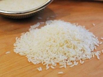 step1: 將印度香米淘水洗淨瀝乾，羊肉、洋蔥及紅蘿蔔切小丁，蒜頭切末