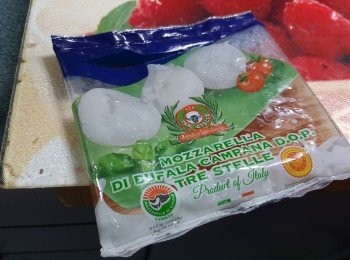 step4: 此類MOZZARELLA CHEESE中文名字叫水牛芝士,羅勒葉於大型超市有售