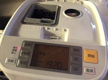 step1: 將所有材料放入麵包機內
酵母放酵母格, 提子乾放乾果格
