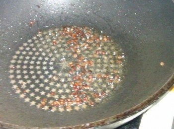 step4: 先以一大匙熱油將花椒粒慢慢煸香...再將花椒粒撈起丟棄留下煸香後的熱油