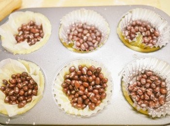 step16: 之後放上焗爐珠或豆, 放入已預熱200°C 焗爐焗8分鐘