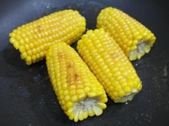 step5: 煎到玉米表面有焦焦的樣子~~