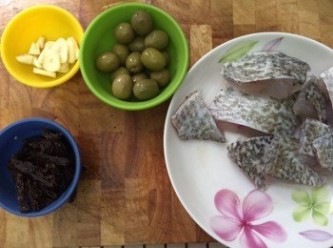 step2: 2)魚塊用鹽及胡椒醃, 蒜片起鑊加入魚塊煎香備用