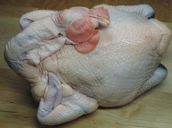 step1: 在雞身上先抹上鹽，在抹上米酒，靜置20分