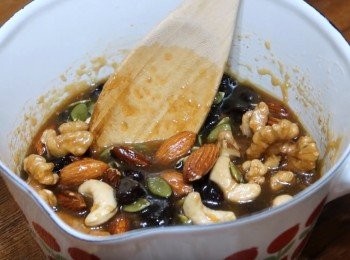 step7: <span class="group_2">餡料</span>中黃砂糖100gˊ蜂蜜50gˊ焦糖煉奶50gˊ無鹽奶油50gˊ
放於小鍋，小火加熱煮沸成濃稠狀，
加入已再次烤香的綜合堅果拌勻