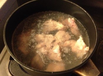 step1: 牛腩切粒, 滾水略煮後沖洗血水