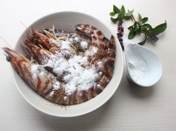 step4: 將醃製好的明蝦裹上少許的太白粉。