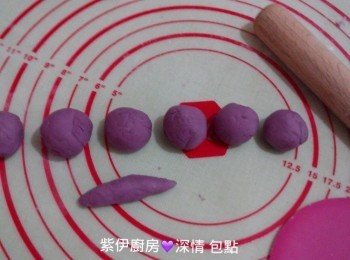 step5: 小份麵糰搓成橄欖形, 兩頭尖, 做花心。其餘5份分別擀成~10cm圓片, 邊緣擀薄一點會花形更好看。
