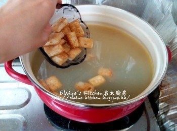 step10: 芫茜將莖及葉分開洗淨 , 將皮蛋 , 豆腐粒及芫茜莖放入雞湯內拌勻