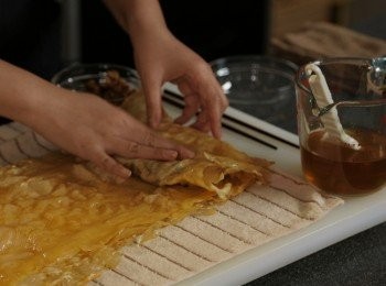 step2: 將乾腐皮用濕的熱毛巾鋪在上面令腐皮回軟, 亦可蒸軟或熱水快手熨,但 小心會容易弄爛腐皮