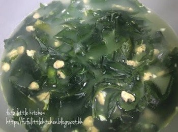 step4: 煲滾後加入蒜蓉煲至出味,，即可享用。