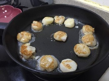 step3: 燒熱易潔鑊, 中大火加入帶子香煎一邊約1分半鐘, 金黃色後再反轉, 優質的帶子基本上不用太多海鹽和黑楜椒也很鮮味, 視乎個人口味, 香煎兩邊後灑上海鹽及黑楜椒碎, 上碟即成