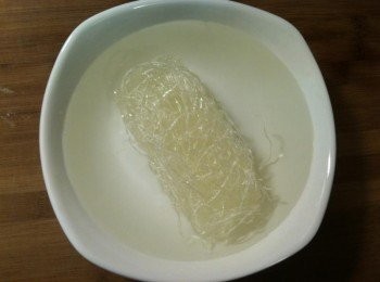 step3: (1) 粉絲泡水備用。