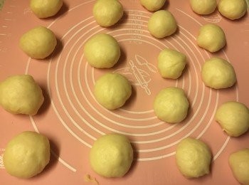 step4: 分割每份大約10-12g, 滾圓, 靜止10分鐘