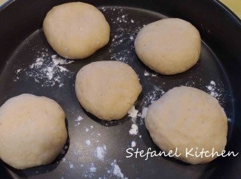 step7: 7A )把每一份按壓排氣，滾圓後壓成圓形
7B ) 在焗盤上放上牛油紙，隔3厘米排放1個麵團在上