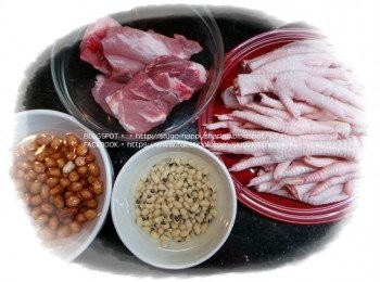 step1: 花生及眉豆用水略浸，洗淨，瀝乾水分。