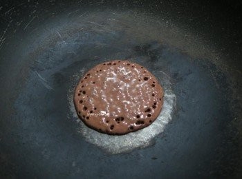 step3: 倒入一匙鬆餅粉.待表面出泡泡.才可翻面