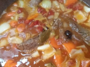 step4: 7. 第二天放工取出，倒回鑊中煮滾，試味，加入適量黑椒及鹽，收汁即可。