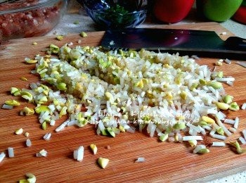 step4: 浸10分鐘後的大豆芽 , 逐少逐少洗淨 , 將大豆芽切成細粒再剁碎