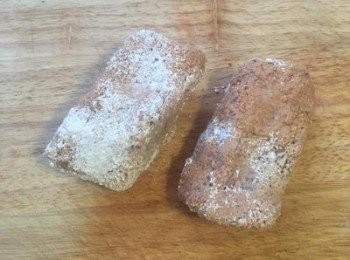 step5: 將醃好的肉全部用地瓜粉沾好後，靜置回潮。