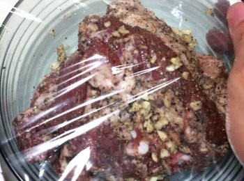 step1: 三個視頻都保留詳細醃製鹹豬肉的畫面及描述。
醃鹹豬肉+做煲仔飯 https://youtu.be/GdWAawIqQD0