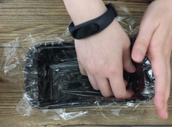 step6: 用長方形耐熱模鋪上微波爐保鮮紙，以方便脫膜。