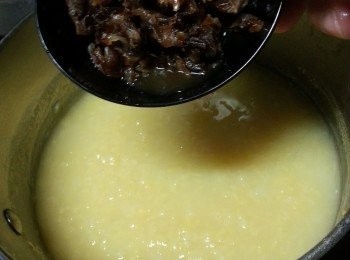 step3: 將元肉略浸15分鐘,剪碎,加入元肉煮滾