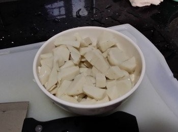 step2: 2)就要放入白魚蛋，再煲10分鐘。