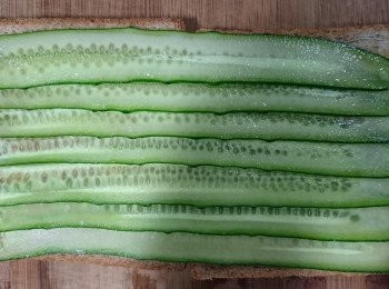 step3: 將2片土司並排後，將步驟1的小黃瓜片交疊舖在土司上。