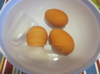 step4: 時間一到立刻關火放進放有兩大冰塊的水里，在水中可把蛋殼剝掉，這是最有效的剝蛋方法，並且確保沒有蛋殼殘留在雞蛋上