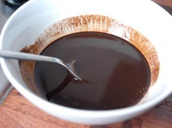 step2: 將巧克力及無鹽牛油放入微波爐，或隔水加熱溶化，成巧克力漿，待涼備用