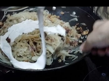 step5: 把粉漿漸次倒進蘿蔔料內，邊倒邊攪勻。
Slowly pour batter into turnip mix,  stir well at the same time.