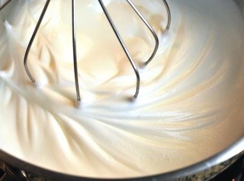 step6: 加入砂糖及檸檬汁，繼續加速打至乾性發泡（倒扣盆底蛋白不會滑落，提起攪拌器會拉出一個小尖角）